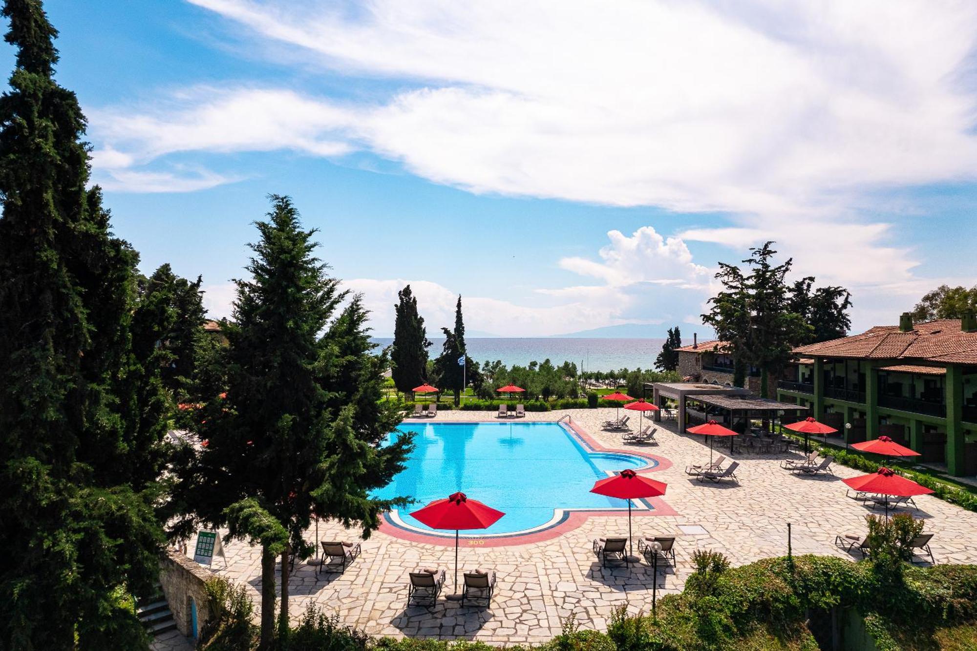 Simantro Beach Sani  Exterior foto The swimming pool at the hotel