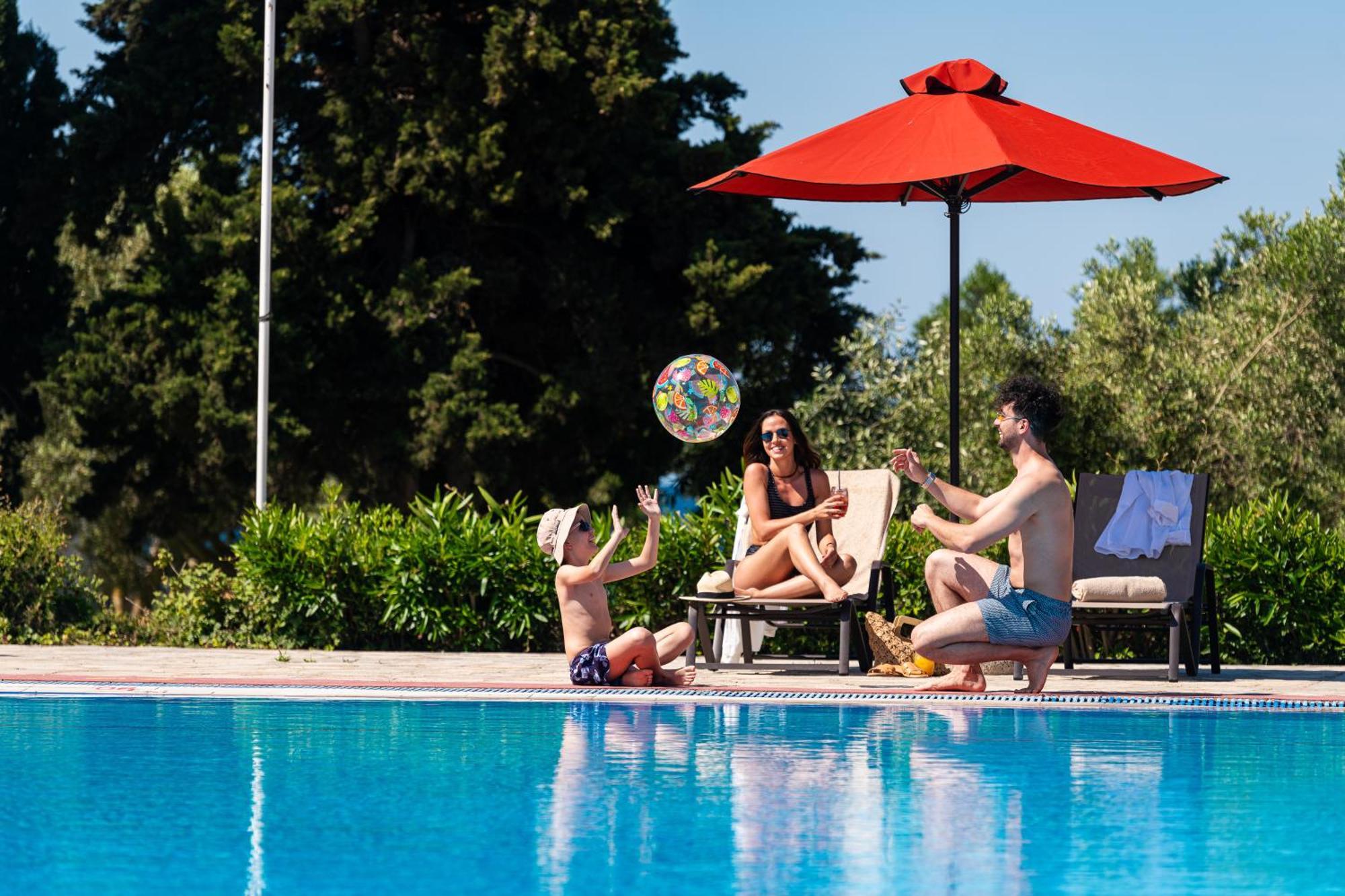 Simantro Beach Sani  Exterior foto Family at a pool