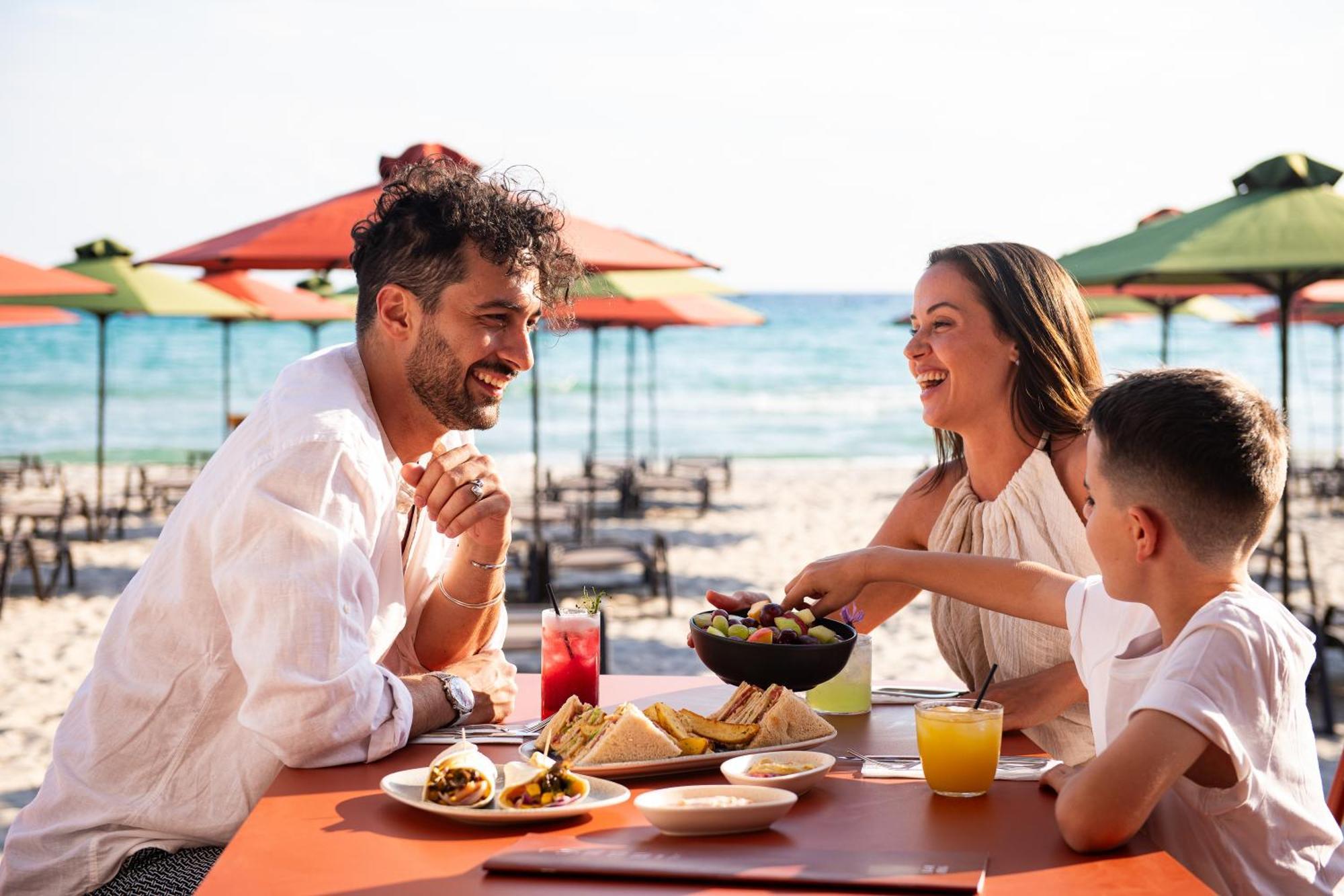 Simantro Beach Sani  Exterior foto Family dining at a beach restaurant